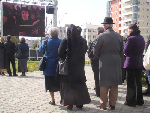 Foto Credinciosi greco-catolici la inmormantarea episcopului Ioan Sisestean (c) eMaramures.ro